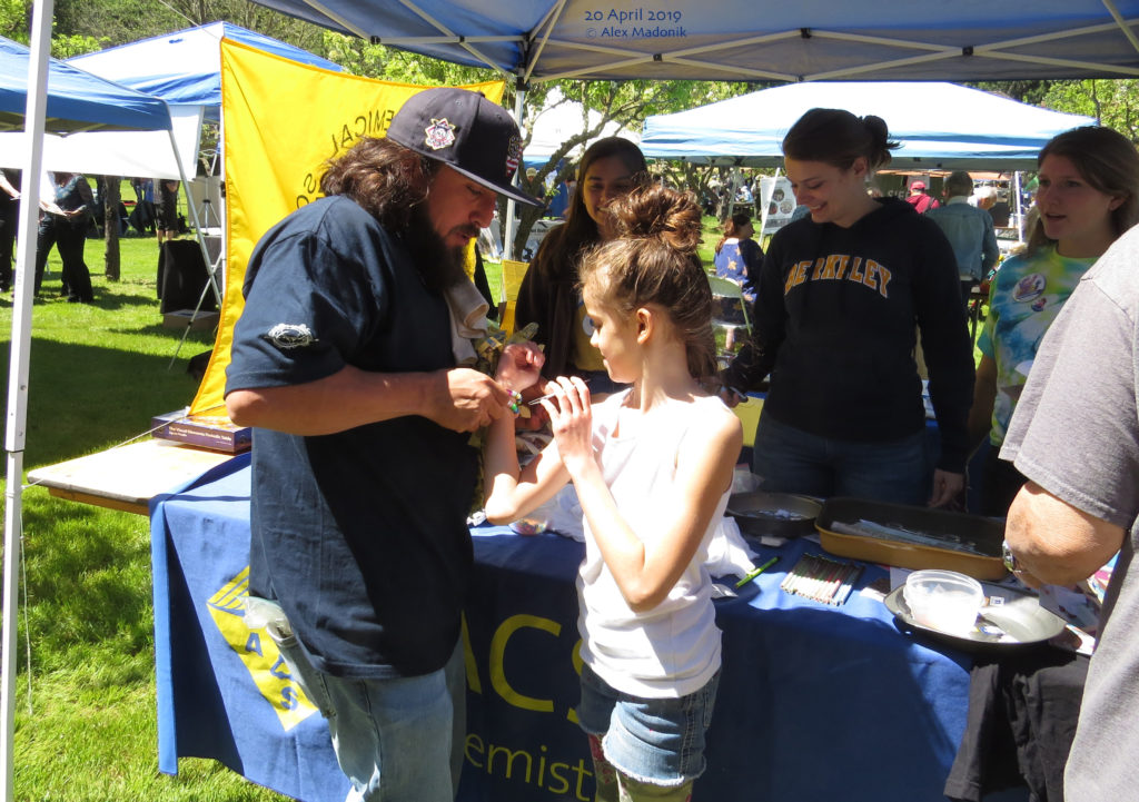 Trying on a UV-detecting bracelet